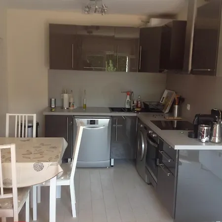 à Fréjus, 40 M², Proche Du Jardin *